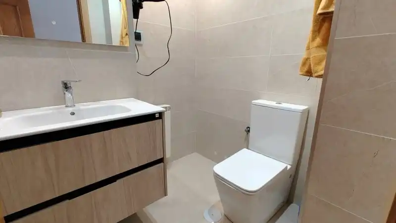 Badezimmer von Wohnung zum Verkauf in San Andrés del Rabanedo mit Heizung, Privatgarten und Parkett