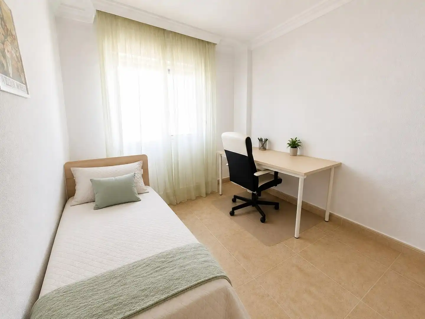 Habitación de Piso de alquiler en Málaga con Terraza y Amueblado