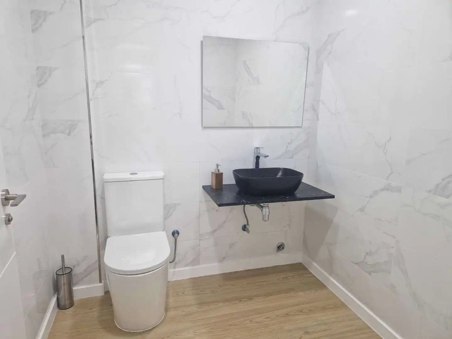 Badezimmer von Geschaftsraum zur Miete in Ames