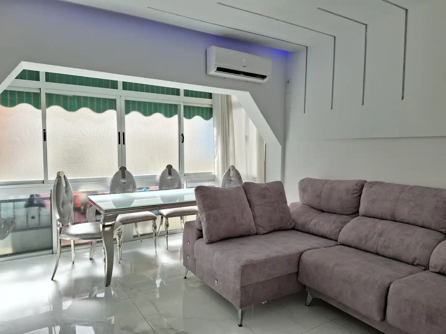 Sala de estar de Piso en venta en Marbella con Aire acondicionado y Piscina comunitaria