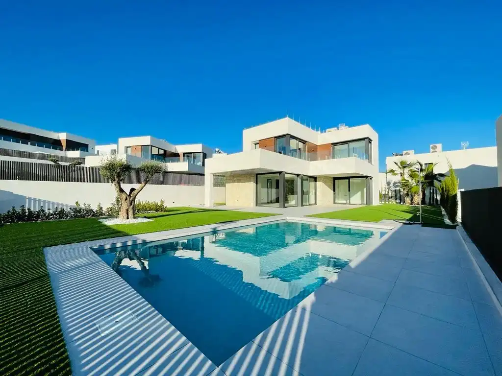 Villa avec piscine à vendre à Golf Bahía