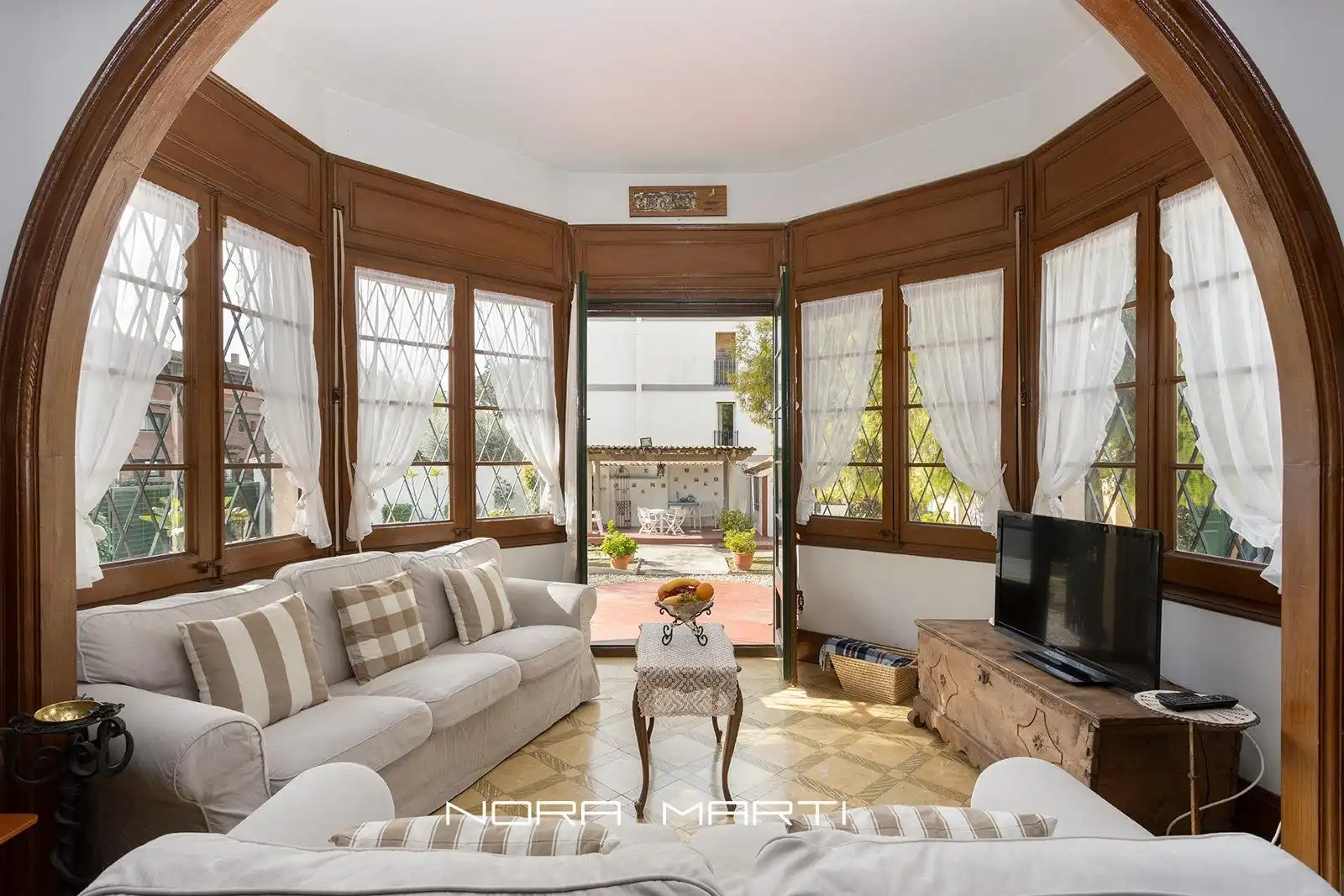 Sala de estar de Finca rústica en venta en Sitges con Aire acondicionado, Calefacción y Jardín privado