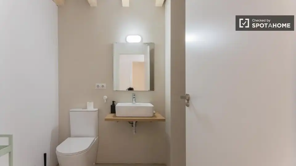 Bathroom of Flat for rent in Valencia  with Air Conditioner, Heating and Furnished