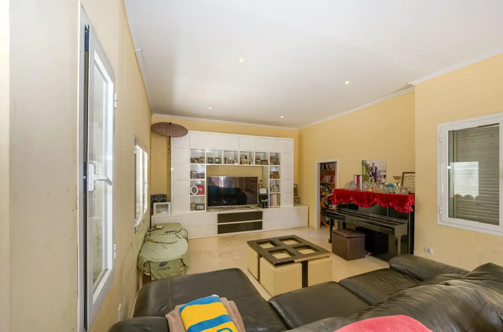 Sala de estar de Casa o chalet en venta en Bormujos con Aire acondicionado, Calefacción y Jardín privado