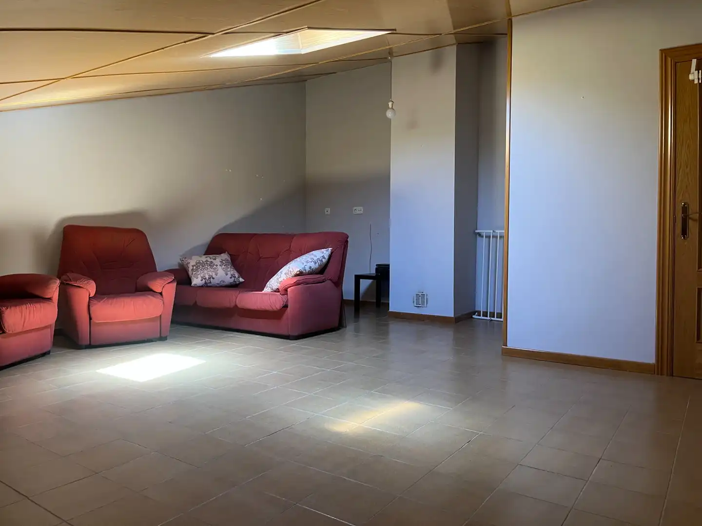 Sala d'estar de Casa adosada en venda en Monterrubio de Armuña amb Calefacció, Jardí privat i Parquet