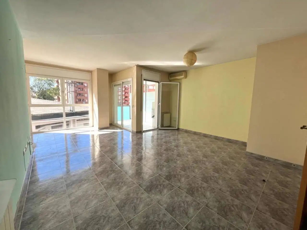 Wohnzimmer von Wohnung zum Verkauf in Girona Capital mit Klimaanlage, Heizung und Terrasse