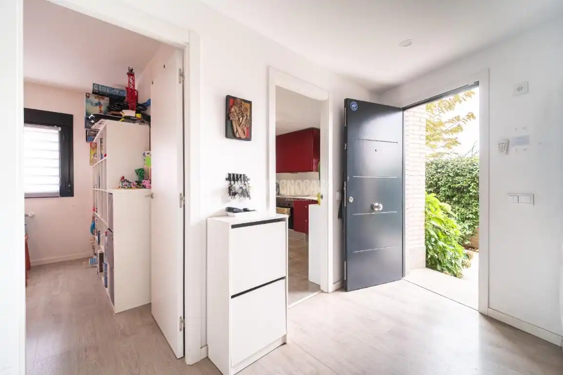 Casa adosada en venta en Mejorada del Campo con Alarma y Piscina comunitaria