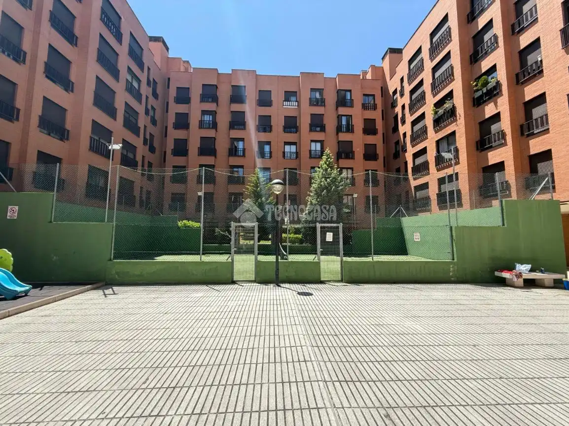 Vista exterior de Piso en venta en Madrid con Amueblado y Piscina comunitaria