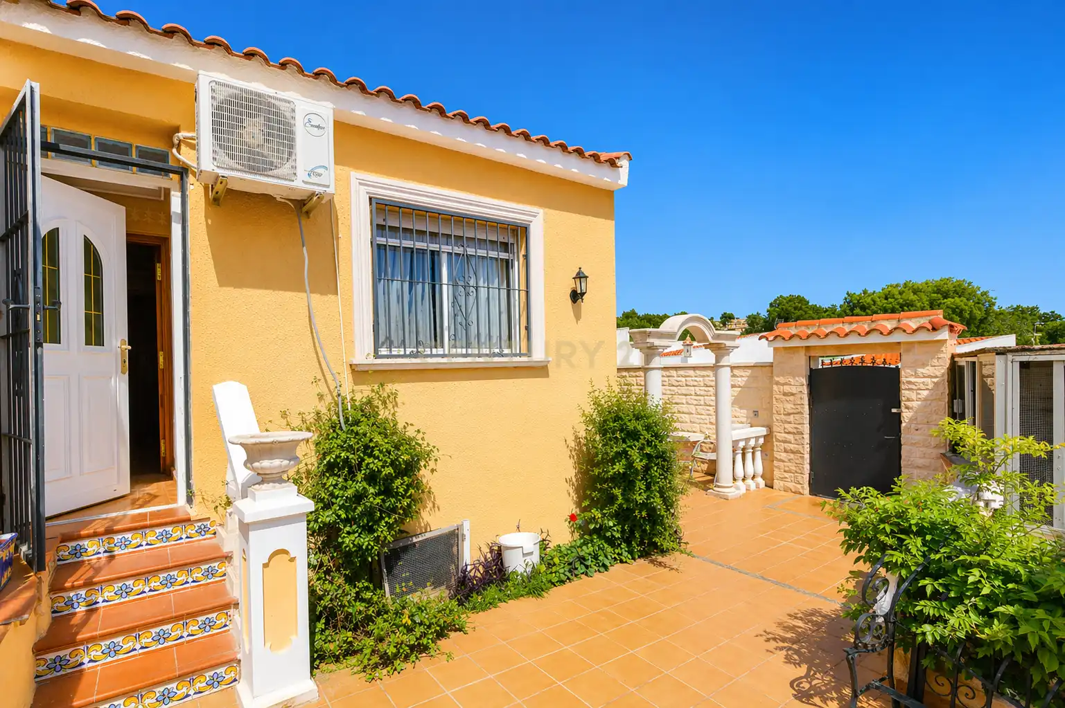 Vista exterior de Casa adosada en venta en La Nucia con Aire acondicionado, Trastero y Piscina