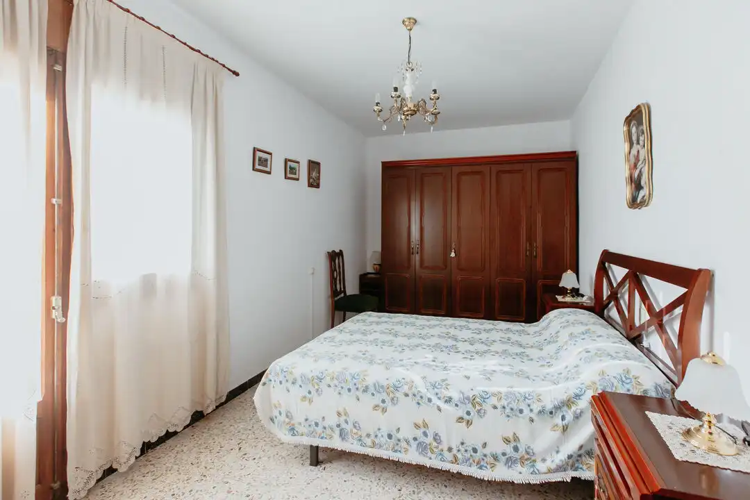 Dormitori de Casa o xalet en venda en Almuniente amb Calefacció, Terrassa i Moblat
