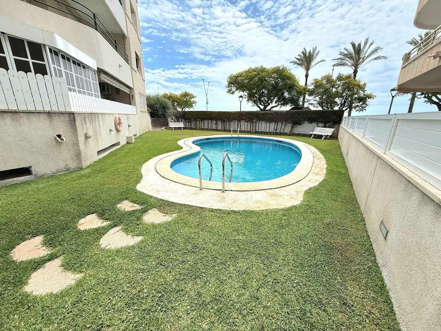 Schwimmbecken von Wohnungen zum Verkauf in Calafell mit Klimaanlage, Heizung und Privatgarten