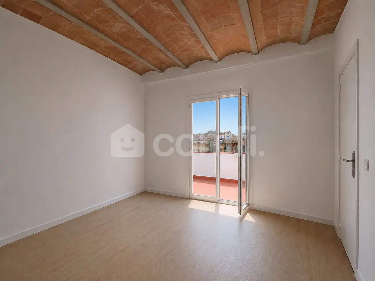 Schlafzimmer von Dachboden zum Verkauf in Barcelona mit Balkon