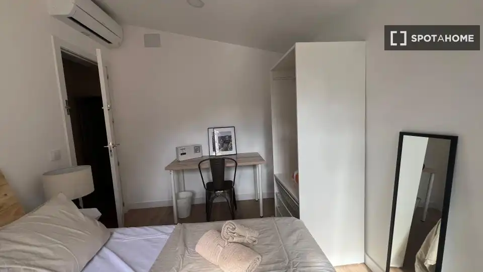 Bedroom of Flat for rent in Madrid  with Air Conditioner, Heating and Furnished