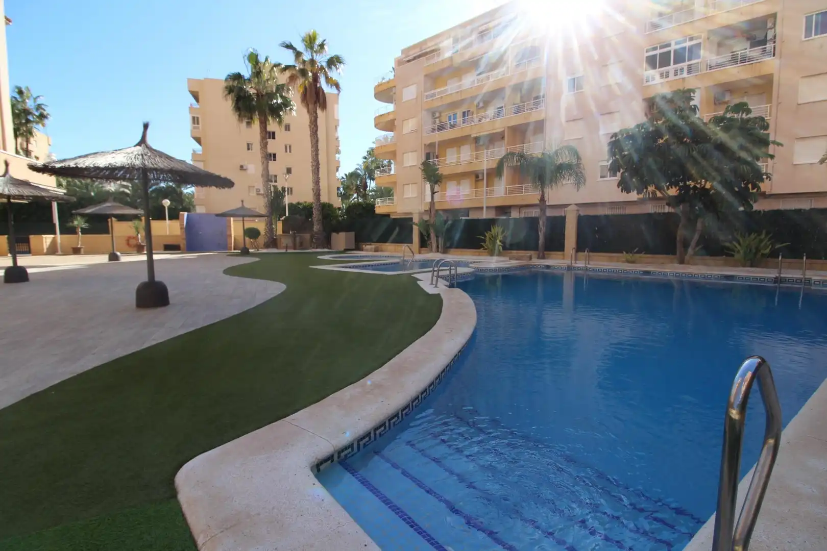 Piscina de Apartamento en venta en Torrevieja con Aire acondicionado, Terraza y Amueblado