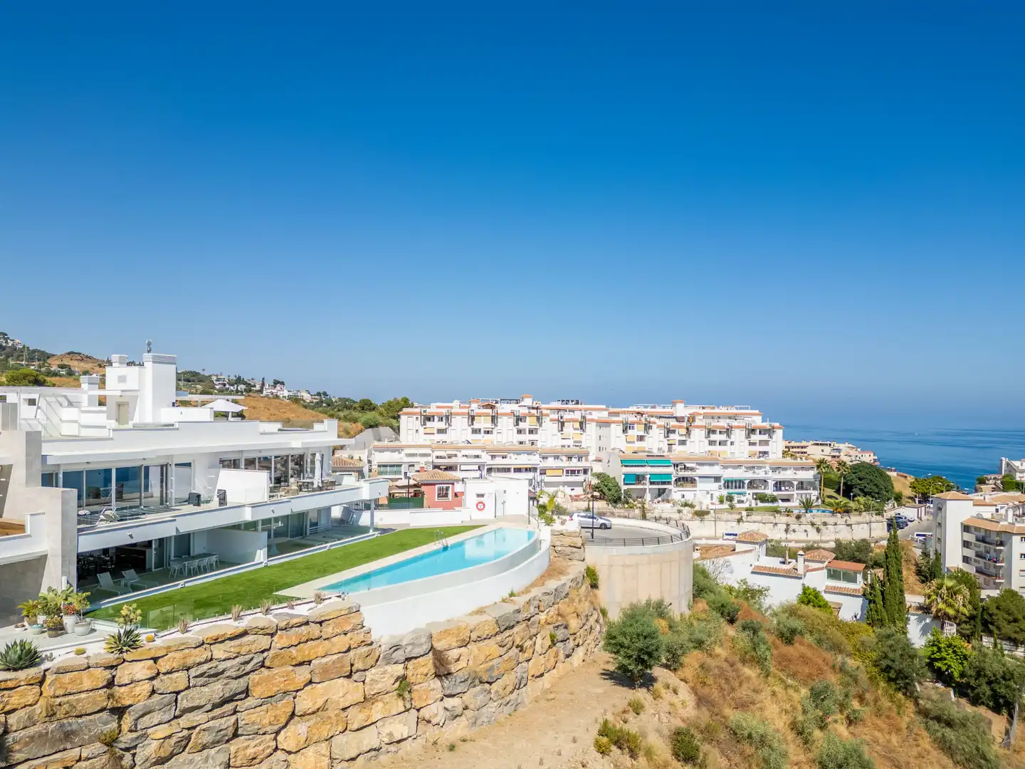 Außenansicht von Wohnungen zur Miete in Benalmádena mit Klimaanlage, Terrasse und Schwimmbad