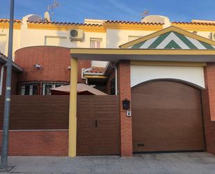 Vista exterior de Casa adosada en venda en Benalúa amb Terrassa