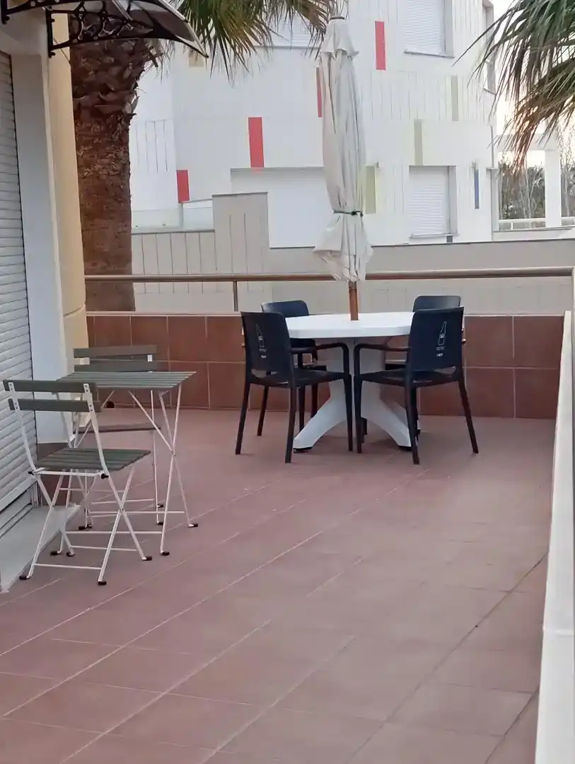 Terrasse von Wohnungen zur Miete in Oliva mit Klimaanlage, Privatgarten und Möbliert