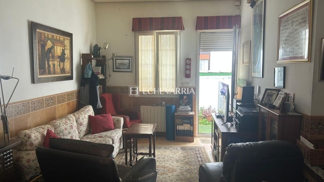 Sala d'estar de Casa adosada en venda en Getxo  amb Calefacció, Jardí privat i Terrassa