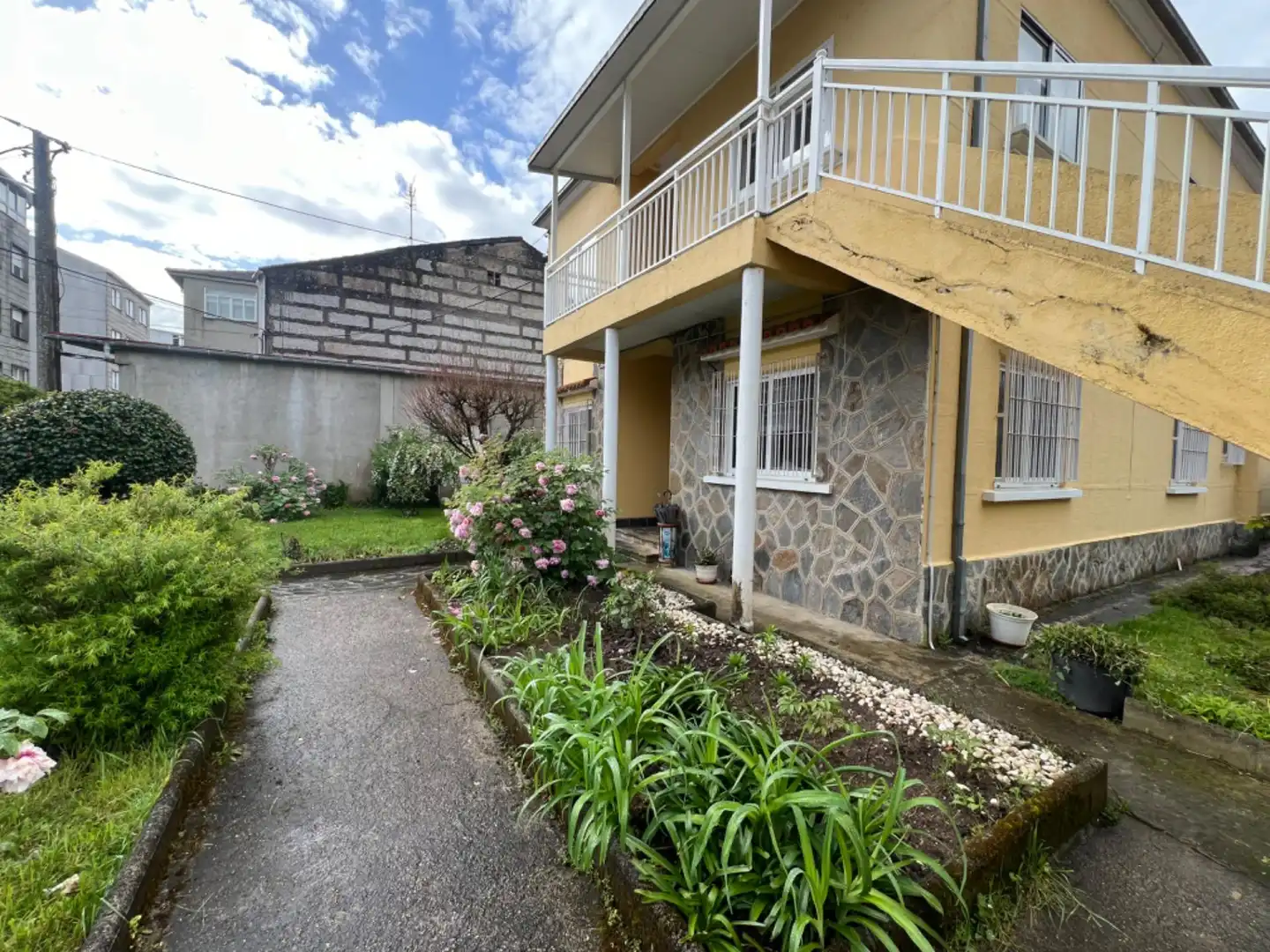 Vista exterior de Casa o xalet en venda en O Carballiño   amb Calefacció, Jardí privat i Terrassa