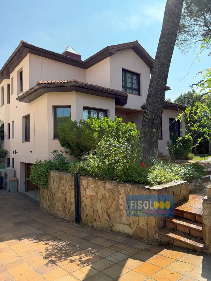 Vista exterior de Casa o xalet de lloguer en  Madrid Capital amb Aire condicionat, Calefacció i Jardí privat