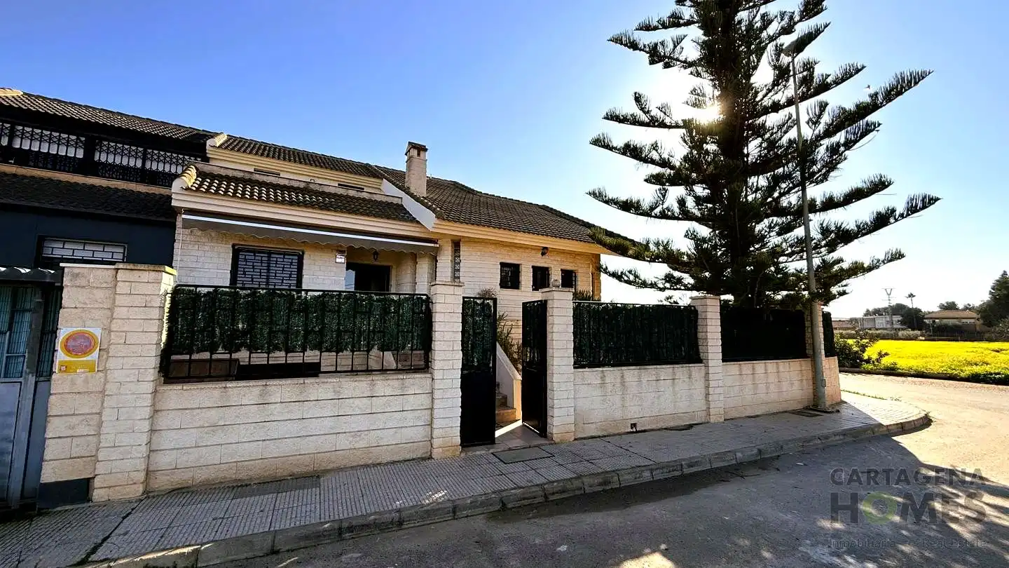 Vista exterior de Casa adosada en venta en Cartagena con Aire acondicionado, Jardín privado y Parquet