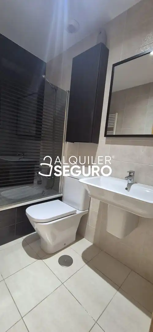 Bany de Pis de lloguer en Oviedo  amb Calefacció i Moblat