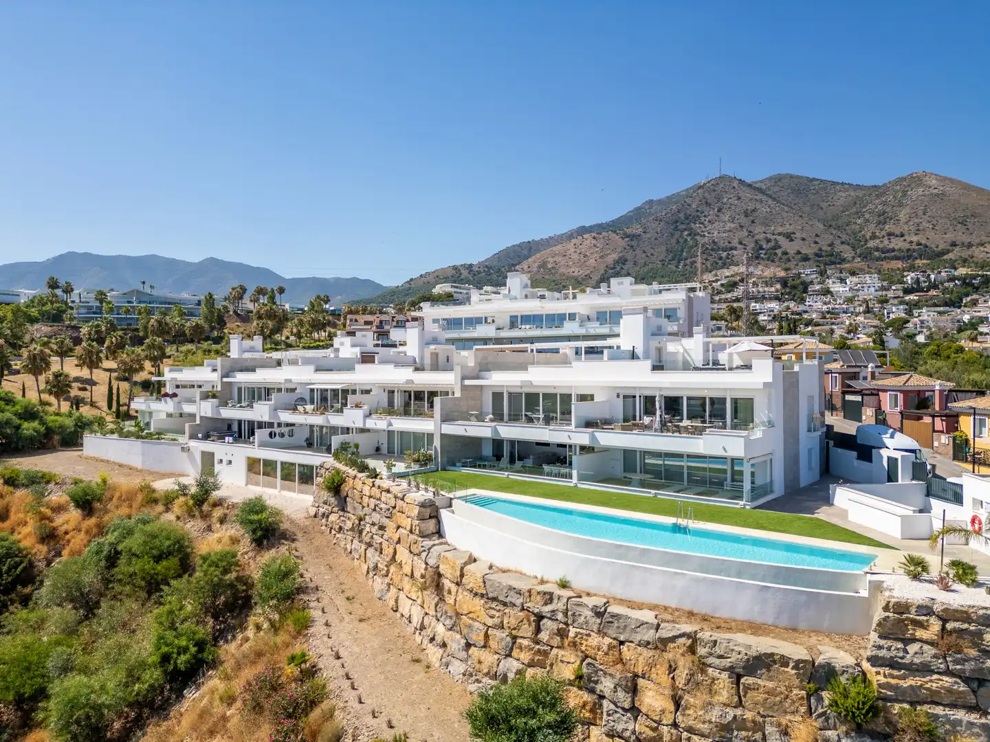 Außenansicht von Wohnungen zur Miete in Benalmádena mit Klimaanlage, Terrasse und Schwimmbad