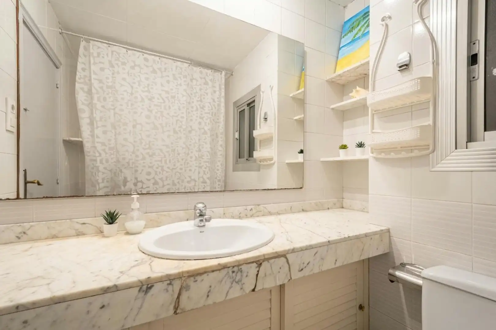 Bathroom of Flat for share in Barcelona  with Furnished and Washing machine