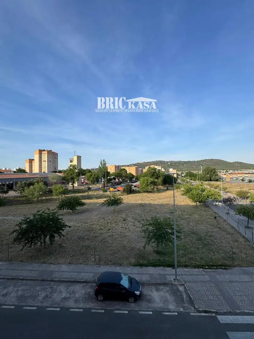 Vista exterior de Piso de alquiler en Cáceres con Calefacción, Terraza y Trastero