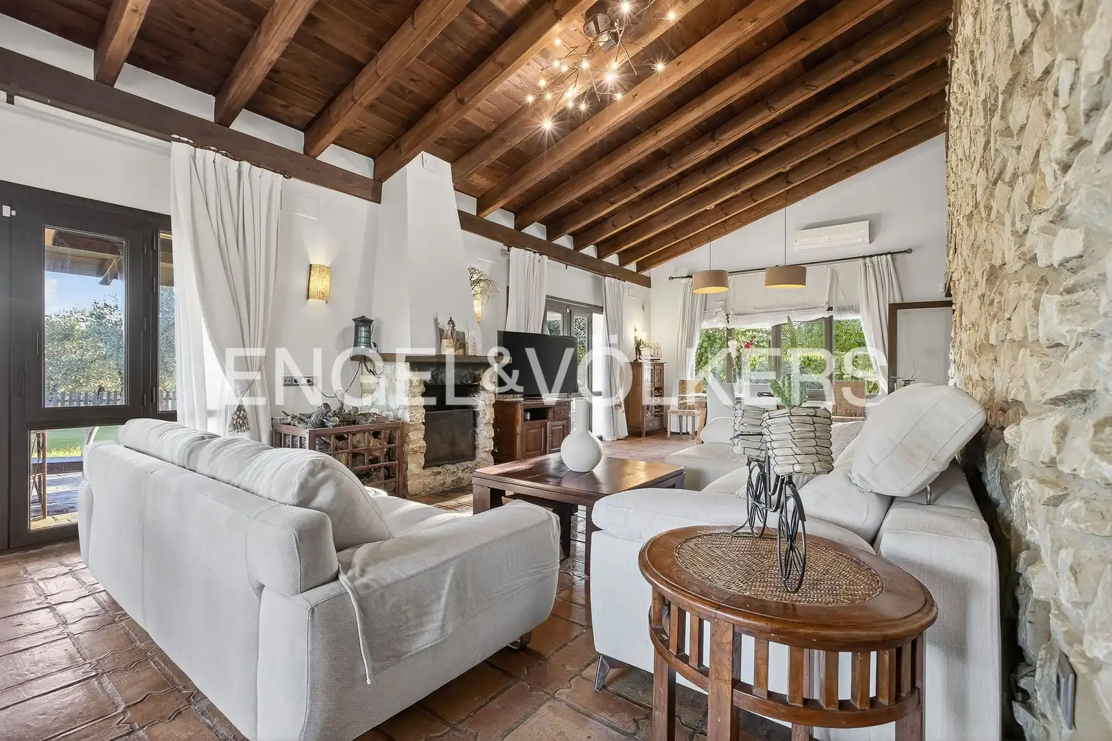 Sala de estar de Finca rústica de alquiler en La Puebla del Río con Aire acondicionado, Calefacción y Jardín privado