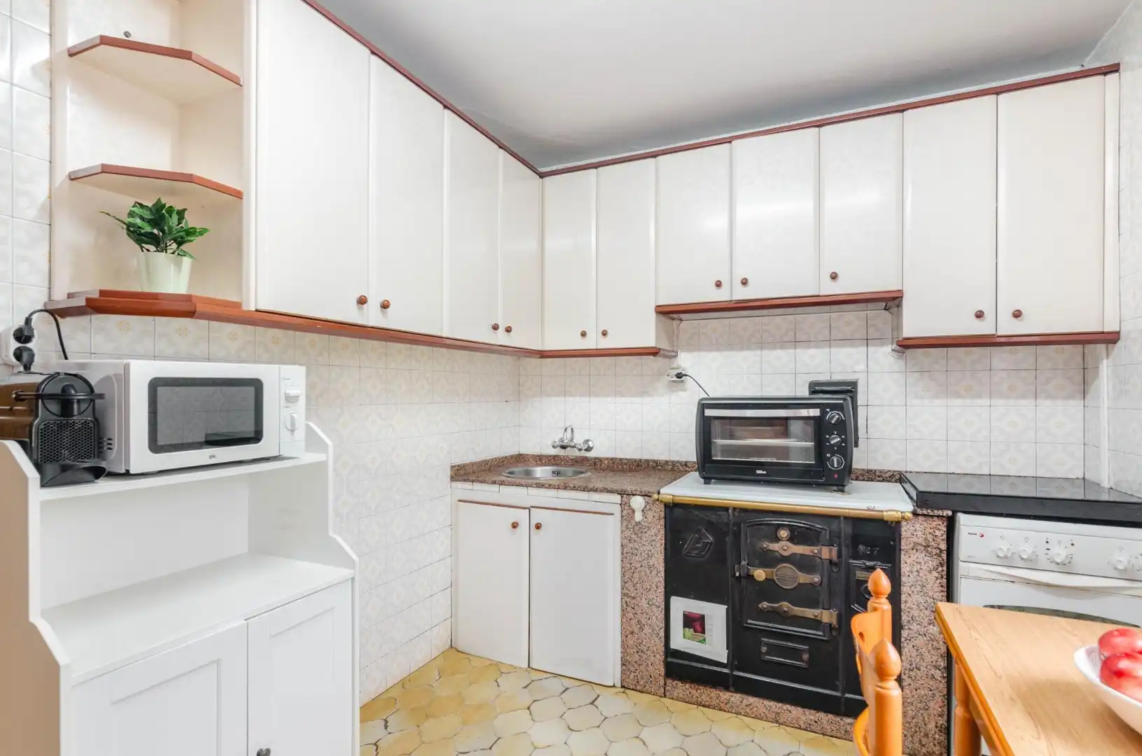 Cuina de Casa o xalet en venda en Oviedo  amb Calefacció, Jardí privat i Terrassa