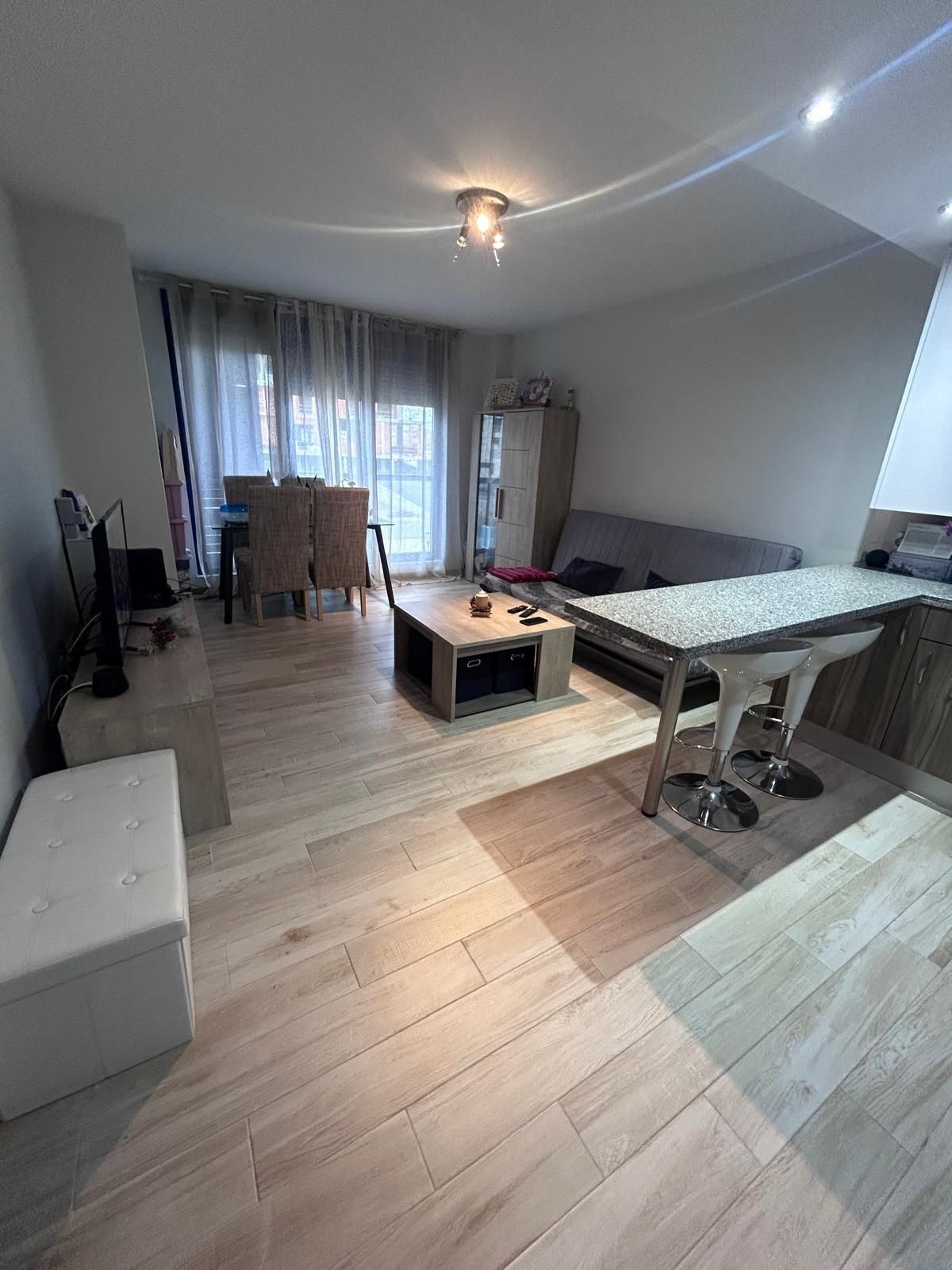 Living room of Flat for sale in Salamanca Capital  with Heating, Private garden and Community pool