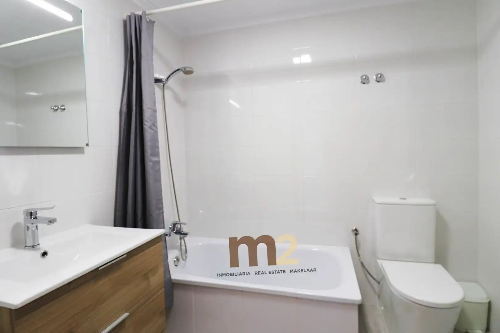 Bany de Apartament de lloguer en Guardamar del Segura amb Terrassa, Forn i Rentadora