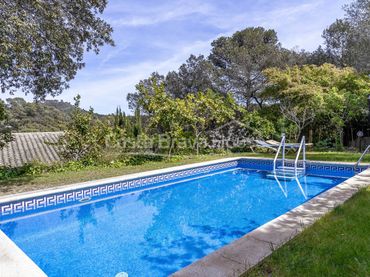 Casa amb piscina en venda a Carrer de Joaquim Ruyra