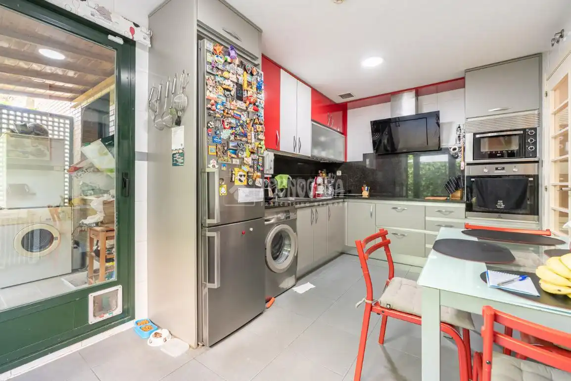 Cocina de Casa adosada en venta en Paracuellos de Jarama con Aire acondicionado, Calefacción y Jardín privado