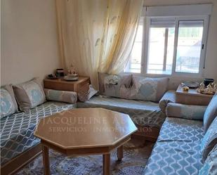 Sala d'estar de Pis en venda en Camarena amb Calefacció, Terrassa i Balcó