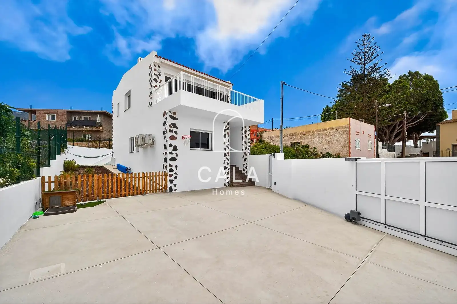 Vista exterior de Casa o xalet en venda en Adeje amb Aire condicionat, Calefacció i Terrassa