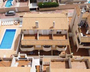 Vista exterior de Casa adosada en venda en Orihuela amb Aire condicionat, Terrassa i Balcó
