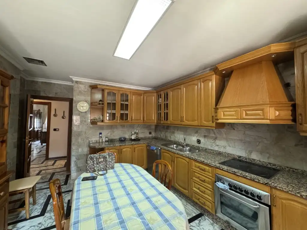 Cuina de Casa o xalet en venda en Valencia de las Torres amb Aire condicionat, Terrassa i Piscina