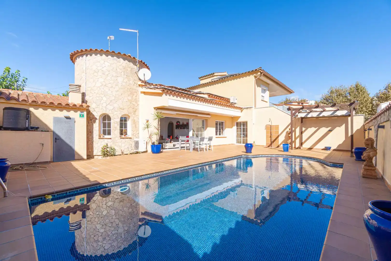 Casa amb piscina en venda a pení
