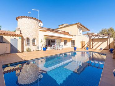 Casa con piscina in vendita a pení