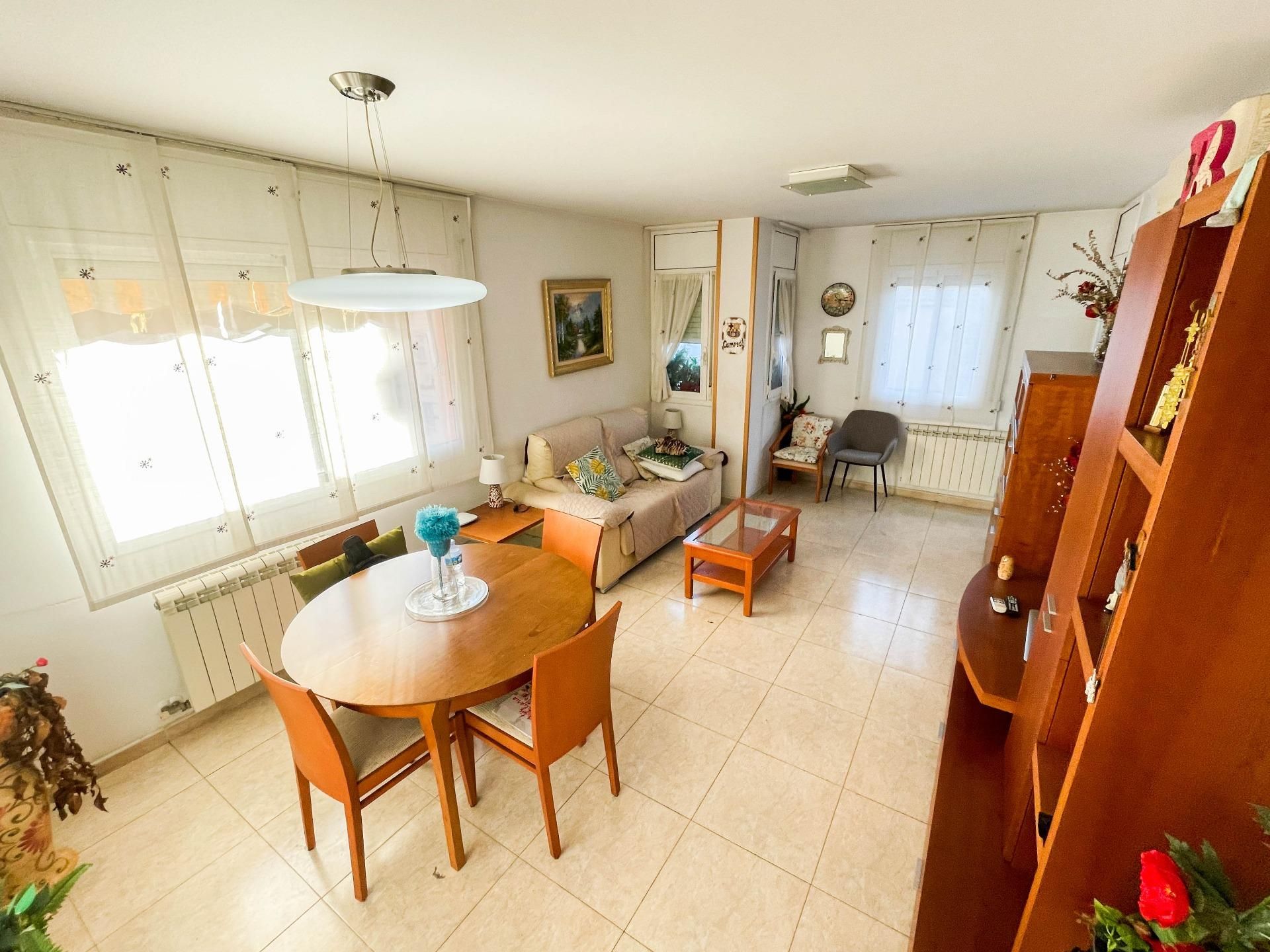 Sala de estar de Piso en venta en Olesa de Montserrat con Calefacción, Terraza y Balcón