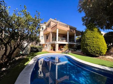 Chalet con balcón en venta en Calle C. de los Almendros 31