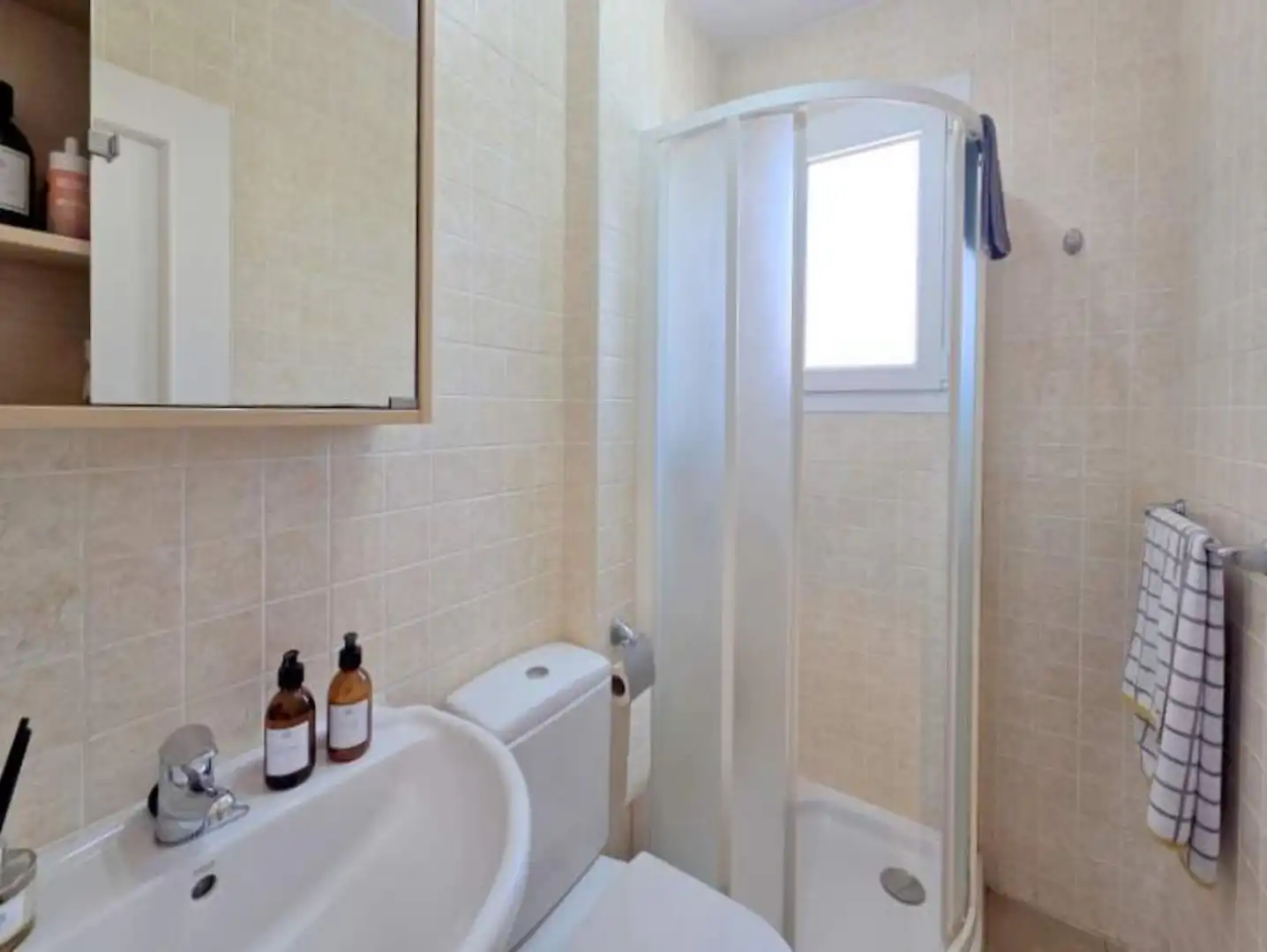 Badezimmer von Dachboden zum Verkauf in Manilva mit Klimaanlage, Terrasse und Möbliert