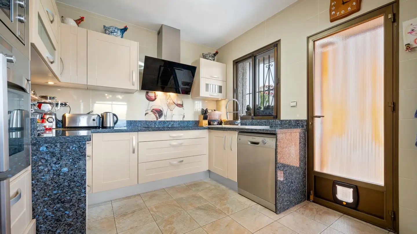 Kitchen of Houses for sale in Almuñécar  with Air Conditioner, Private garden and Terrace