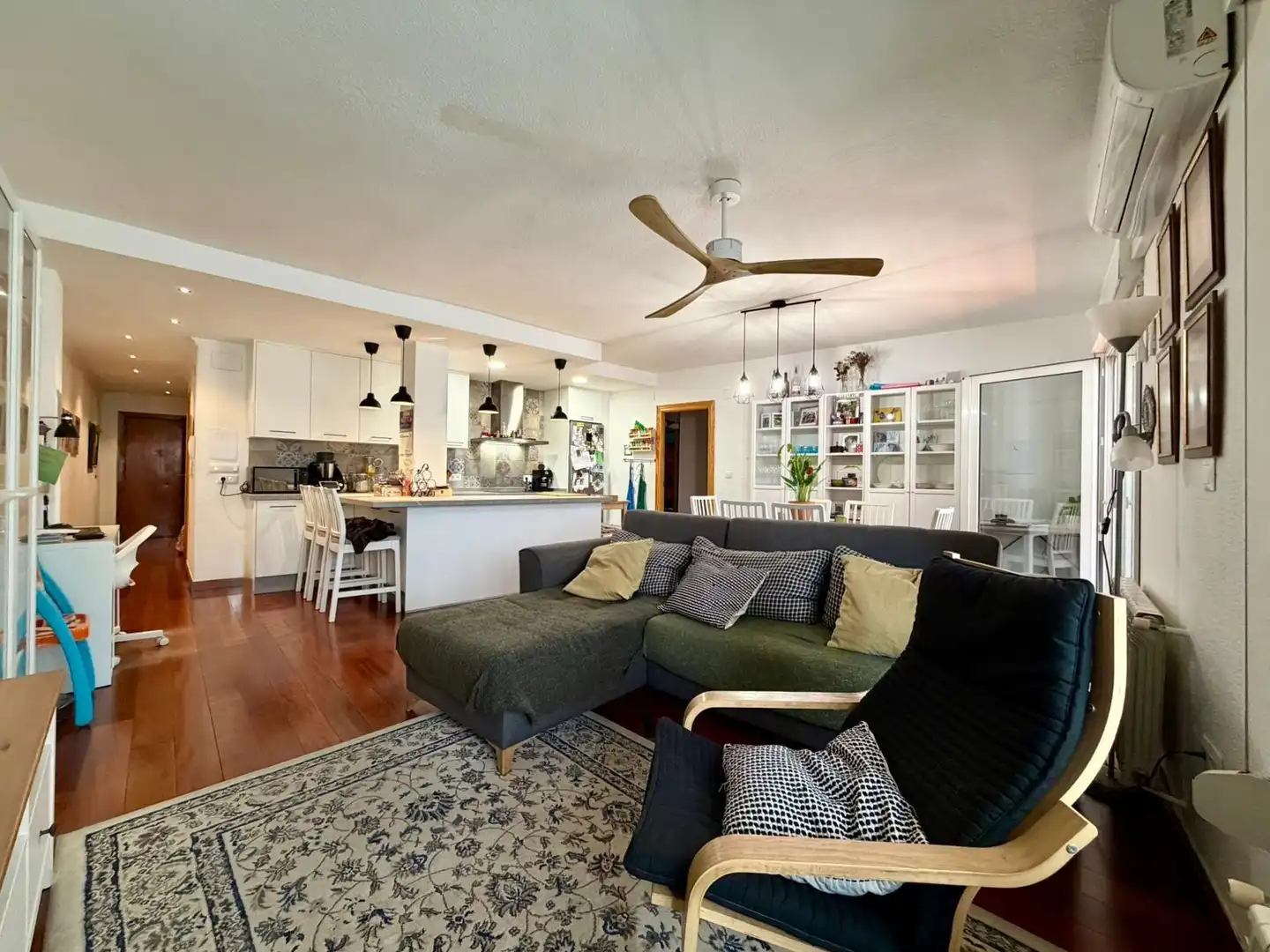 Living room of Flat for sale in Granada  with Air Conditioner, Parquet flooring and Balcony
