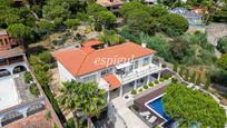 Vista exterior de Casa o xalet en venda en Cabrils amb Aire condicionat, Calefacció i Jardí privat