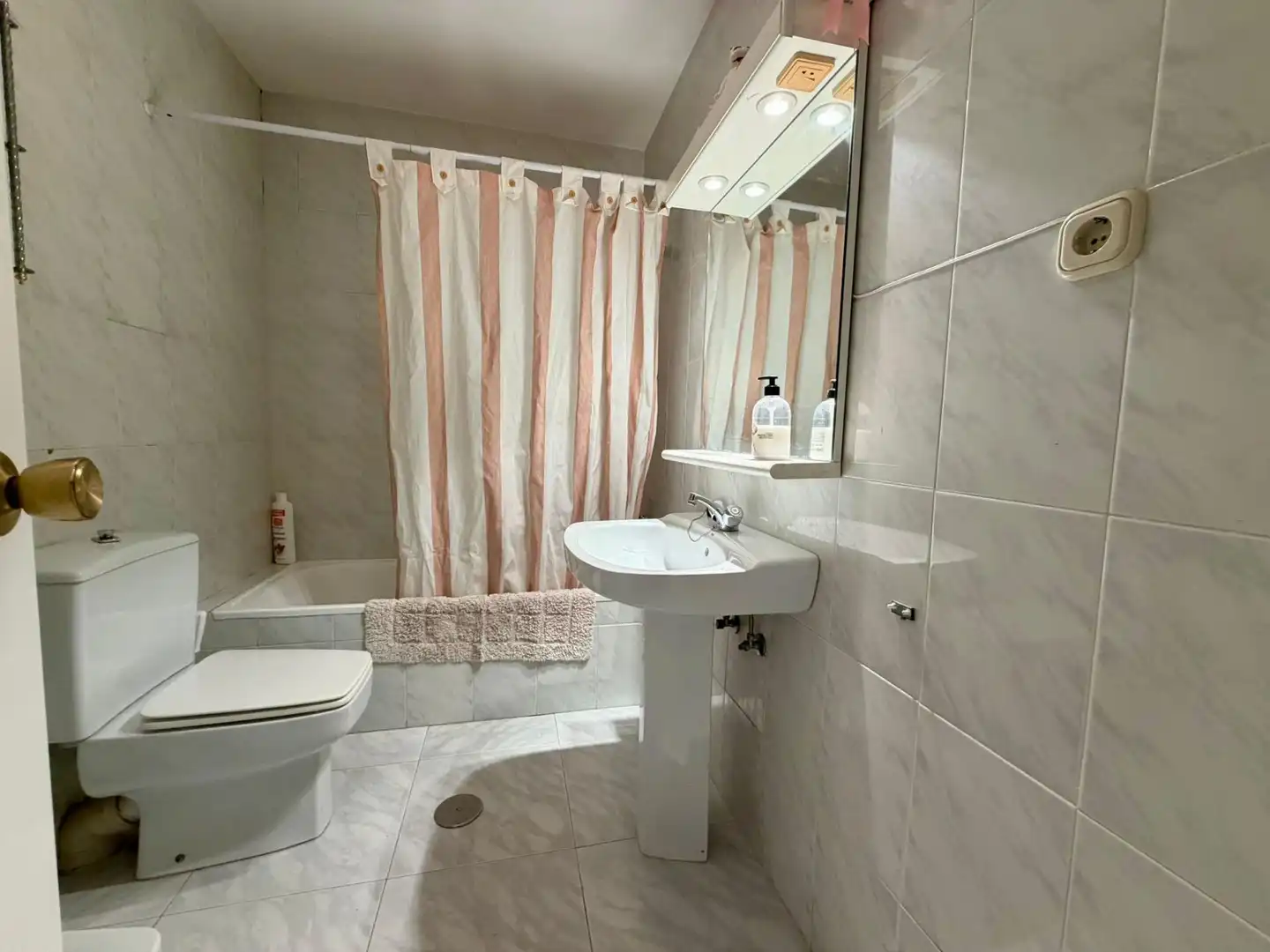 Bathroom of Flat for sale in Roquetas de Mar  with Air Conditioner, Terrace and Storage room