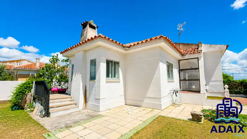 Vista exterior de Casa o xalet en venda en Bargas amb Calefacció, Terrassa i Moblat