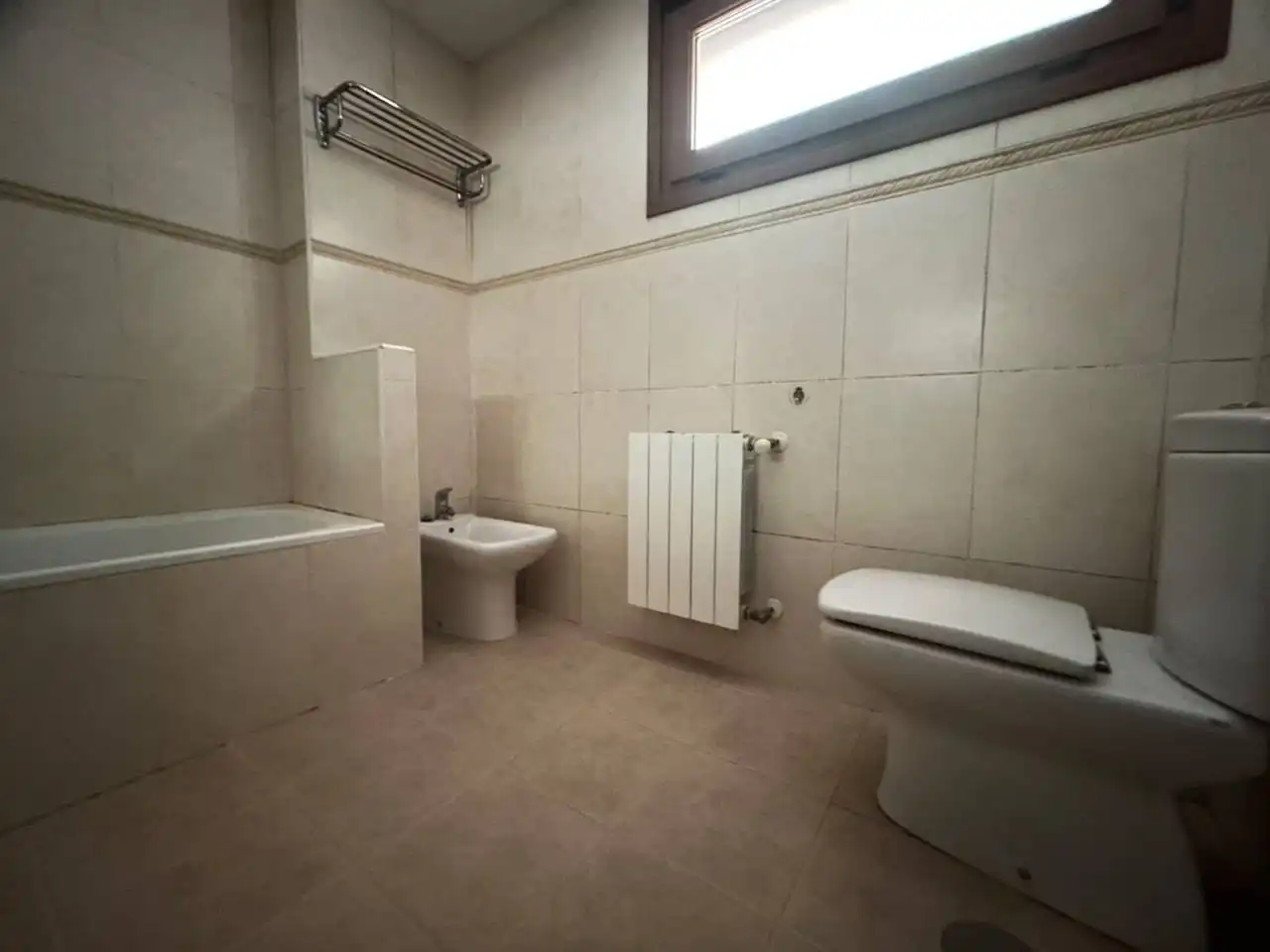 Badezimmer von Haus oder Chalet zum Verkauf in Layos mit Heizung, Privatgarten und Terrasse